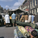 859530 Afbeelding van de Lapjesmarkt op zaterdagochtend in de Breedstraat te Utrecht.
